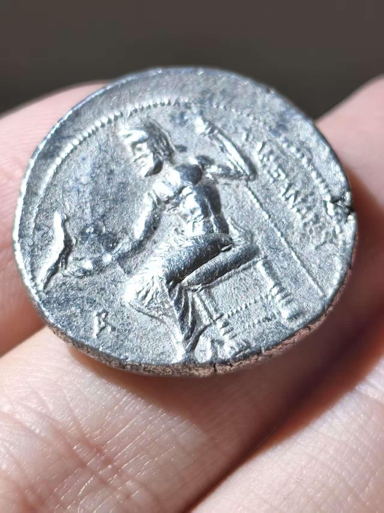 星盘世界钱币二月二十一日初五 世界古典币春节精品大拍 祝各位藏友马年大吉-新年新气象！ 典藏精品！亚历山大大帝署名大力神狮皮盔 四德拉克马大银币 约公元前 305-282年  初代继业者（托勒密？）发行 正面为大力神带着狮皮盔的侧像，背面为宙斯坐像。