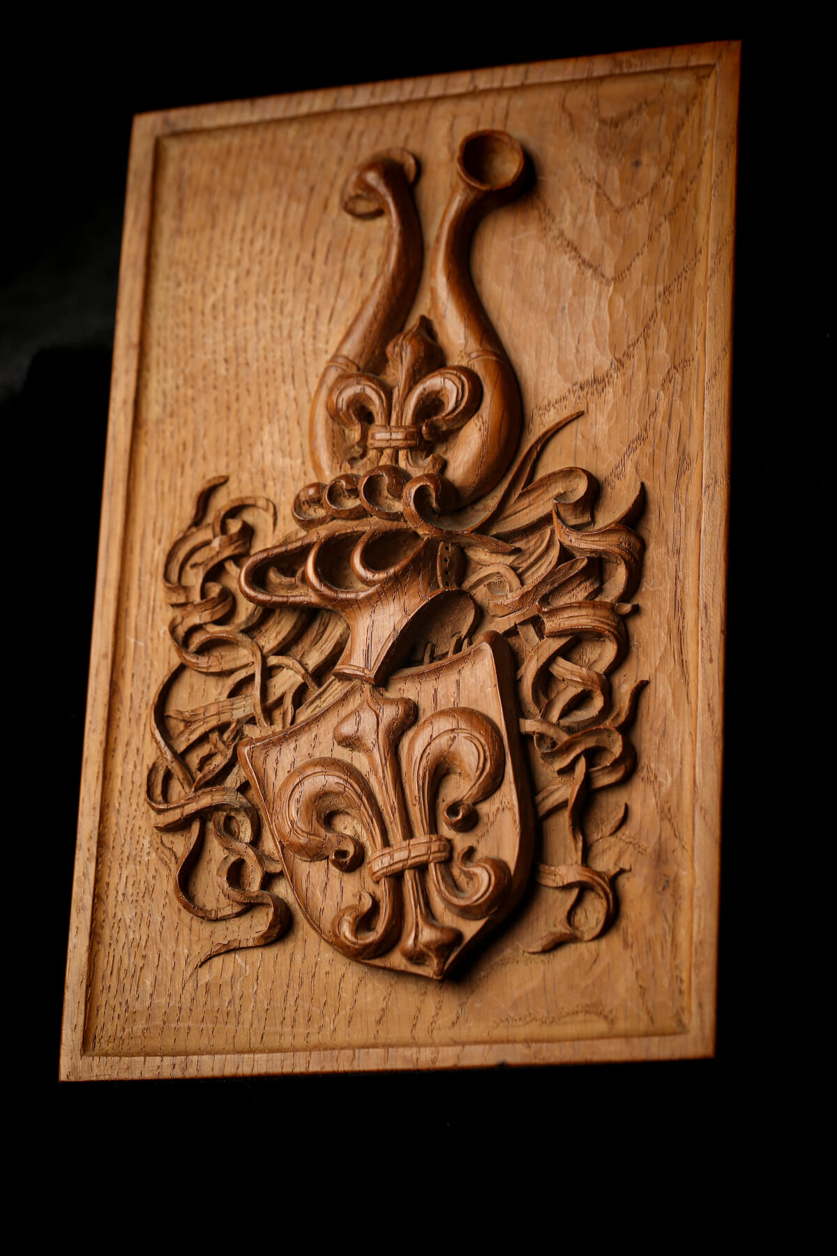 欢庆春节！戎马世界章牌大赏第112期春节大拍  德专场 海军中将威廉·沙克的木制浮雕家族纹章牌（尺寸 26.5 × 16.7 cm） （欧洲版的“门第牌”）