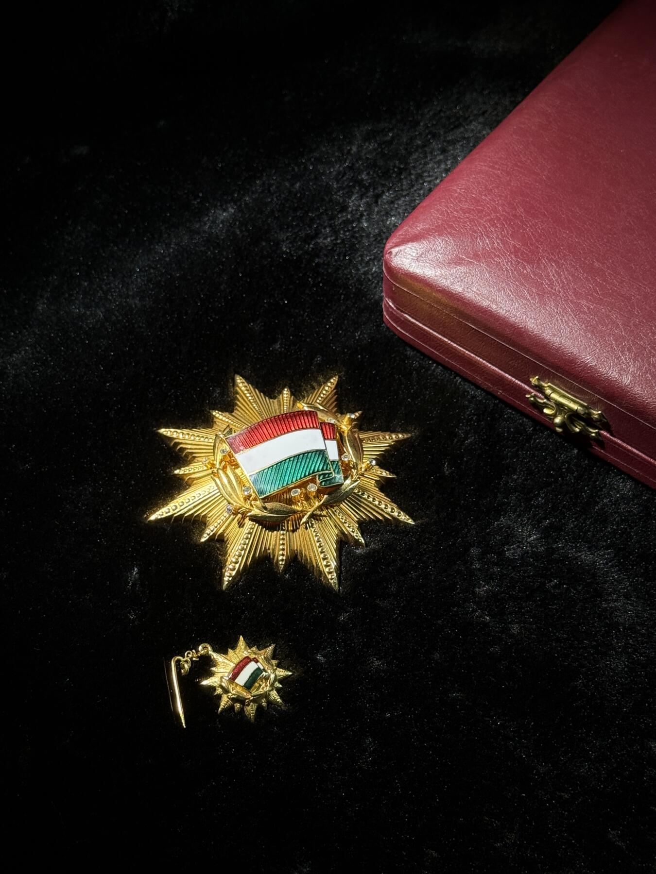 欢庆春节！戎马世界章牌大赏第111期春节大拍 匈牙利钻石版一级国旗勋章，带仿皮盒与mini章，非常少见，旗帜左上角珐琅有开裂