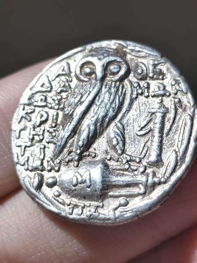 顶级极品！ 古希腊阿提卡地区 公元前141/0年 雅典城邦新式雅典娜猫头鹰 四德拉克马大银币  正面为帕特农神庙的雅典娜头像，她头戴饰有飞马珀伽索斯与花卉纹的三重冠阿提卡头盔。