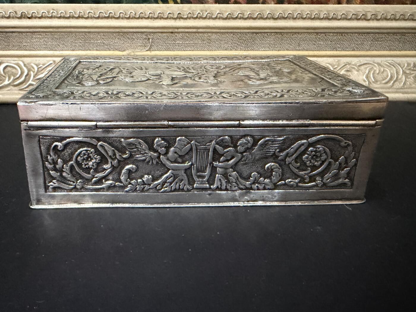 海外回流春节精品专场（一） 法国回流19世纪人物题材纯银盒子（长：13.4cm，宽：8.8cm，高：4.2cm，236.2g，有银标）