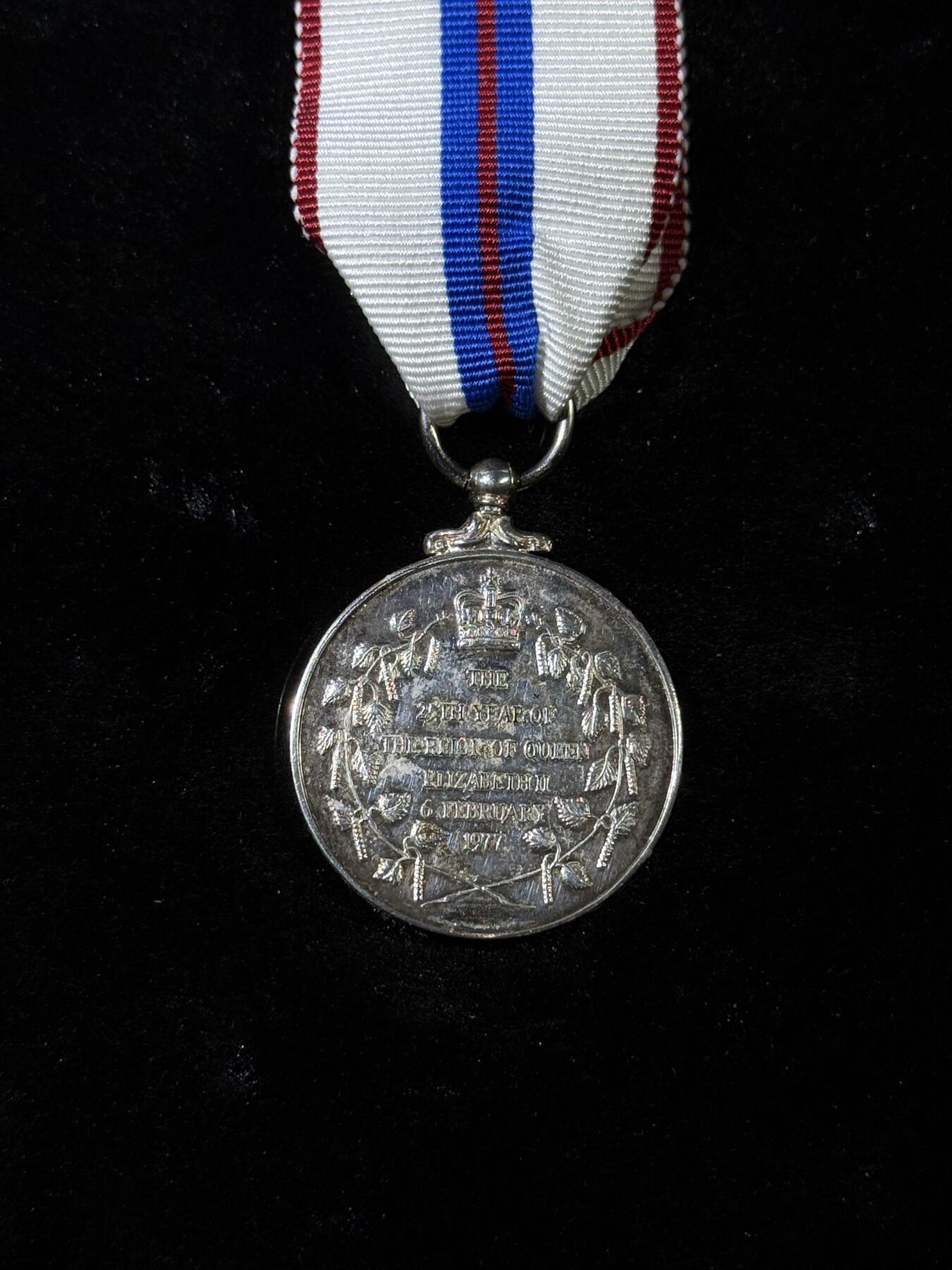 欢庆春节！戎马世界章牌大赏第111期春节大拍 英国女王加冕25周年纪念章，铜镀银高级复刻