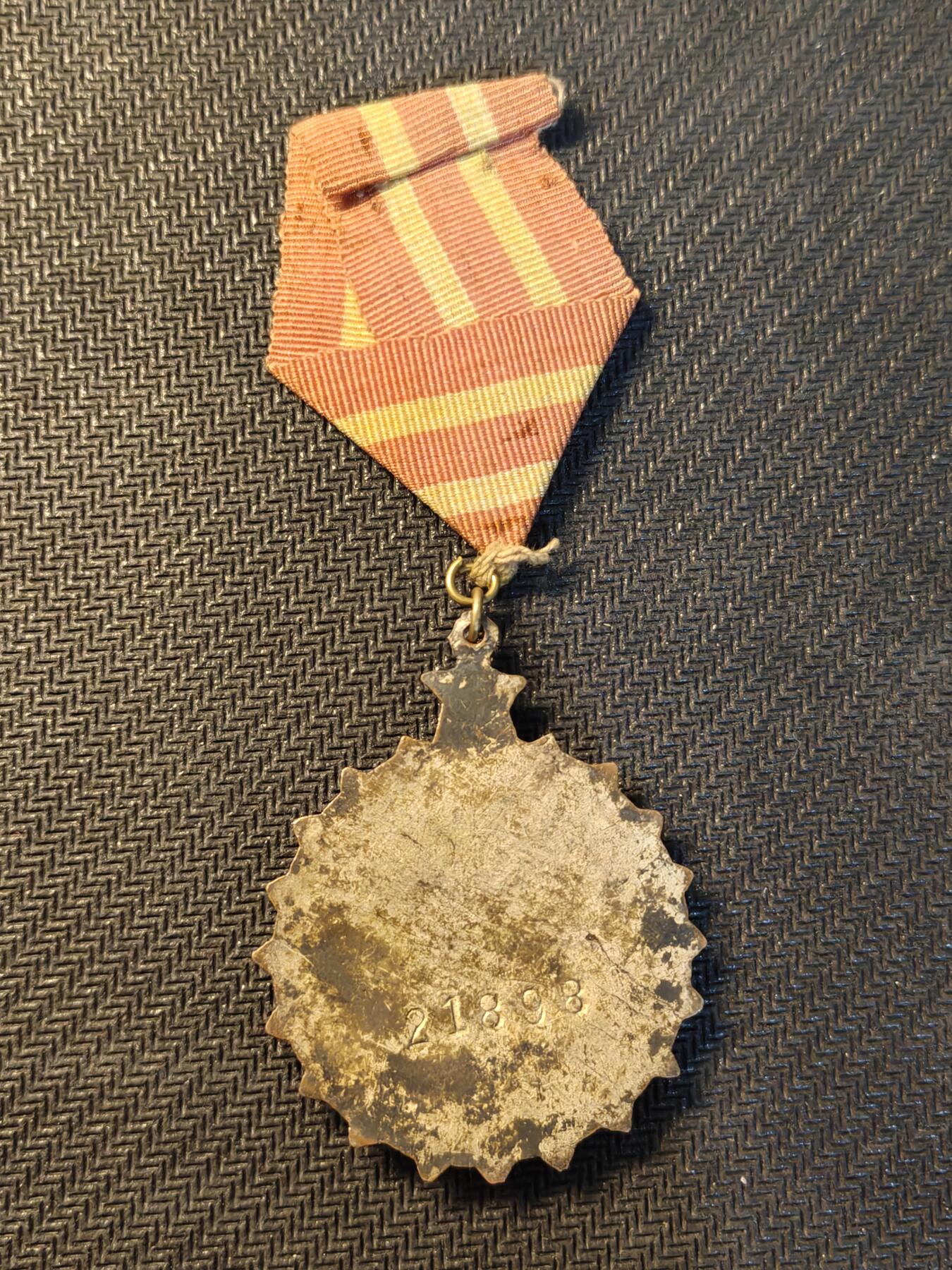 （450件拍品！制服徽章盛宴）罗岚⭐爱藏⭐年前甄选大拍场-店主清仓处理-分享拍场额外现金红包（实体经营） 塔山英雄部队——四纵队368团副排长，1948年东北人民解放军“勇敢奖章”及立功证明一套，原主郑庚泽在1948年十月塔山守备战中率部完成上级的搜索任务，在搜索塔宝村的战斗中勇敢迅速的率部插进村内，立下大功一次，授予勇敢奖章，勇敢奖章品相完好，彩漆，镀银完好