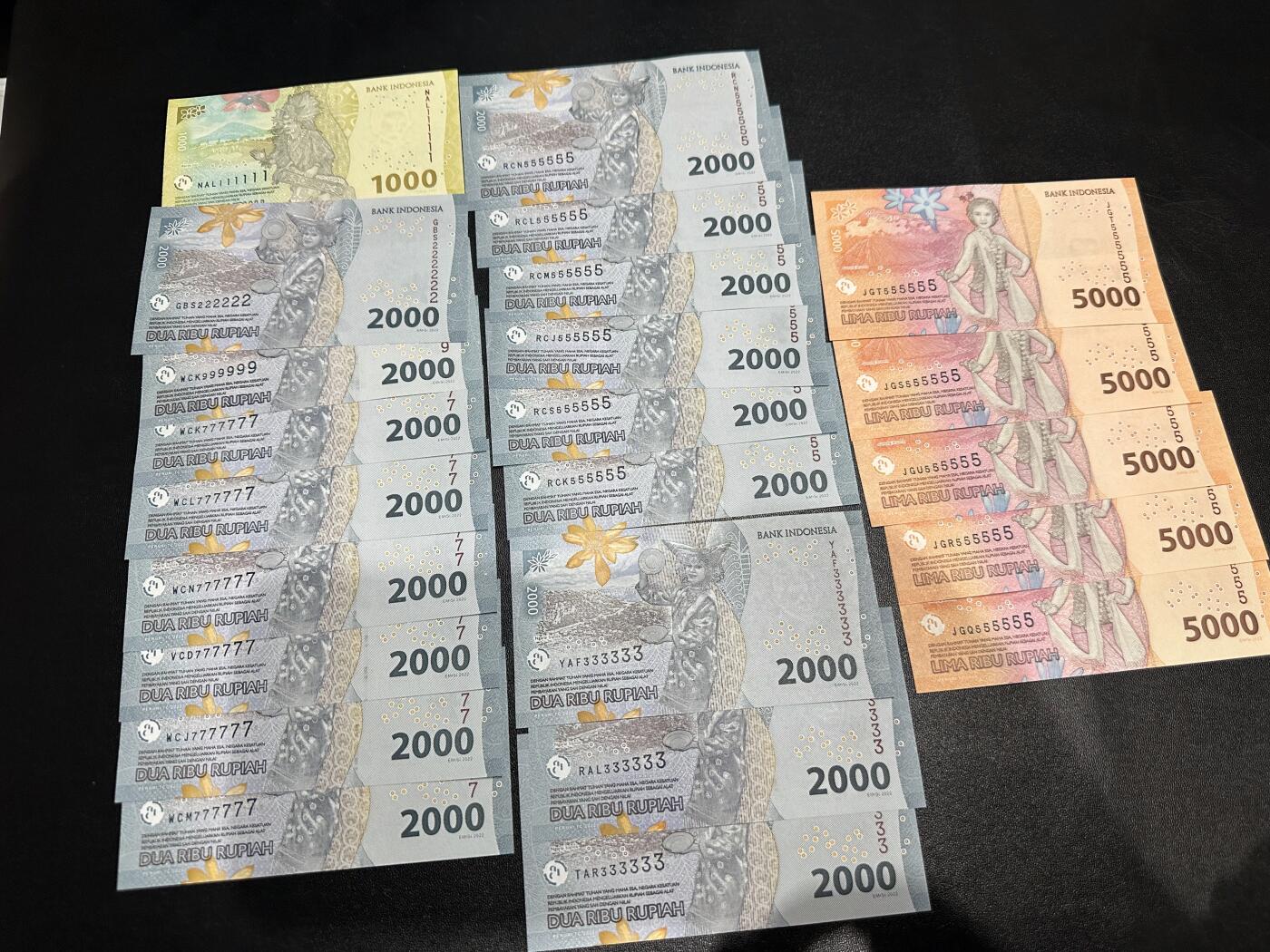 《外钞收藏家》第六百一十期（新年假期场/年后快递恢复正常再发货）（长期征集拍品、欢迎藏友们联系合作） 印度尼西亚1000卢比1张+5000卢比5张+2000卢比17张 一起 全新 都是全同号靓号