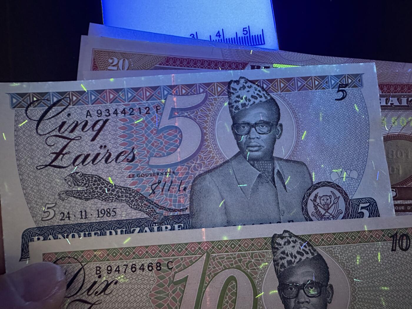 《外钞收藏家》第六百一十期（新年假期场/年后快递恢复正常再发货）（长期征集拍品、欢迎藏友们联系合作） 2001年海地20 八张一起+扎伊尔2张一起 全新 扎伊尔轻微潮