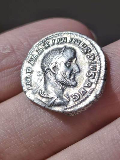 罗马帝国 公元235-238年马克西米努斯一世 第纳尔银币 极美品正面为马克西米努斯一世头戴桂冠面右侧像，铭文：IMP MAXIMINVS PIVS AVG