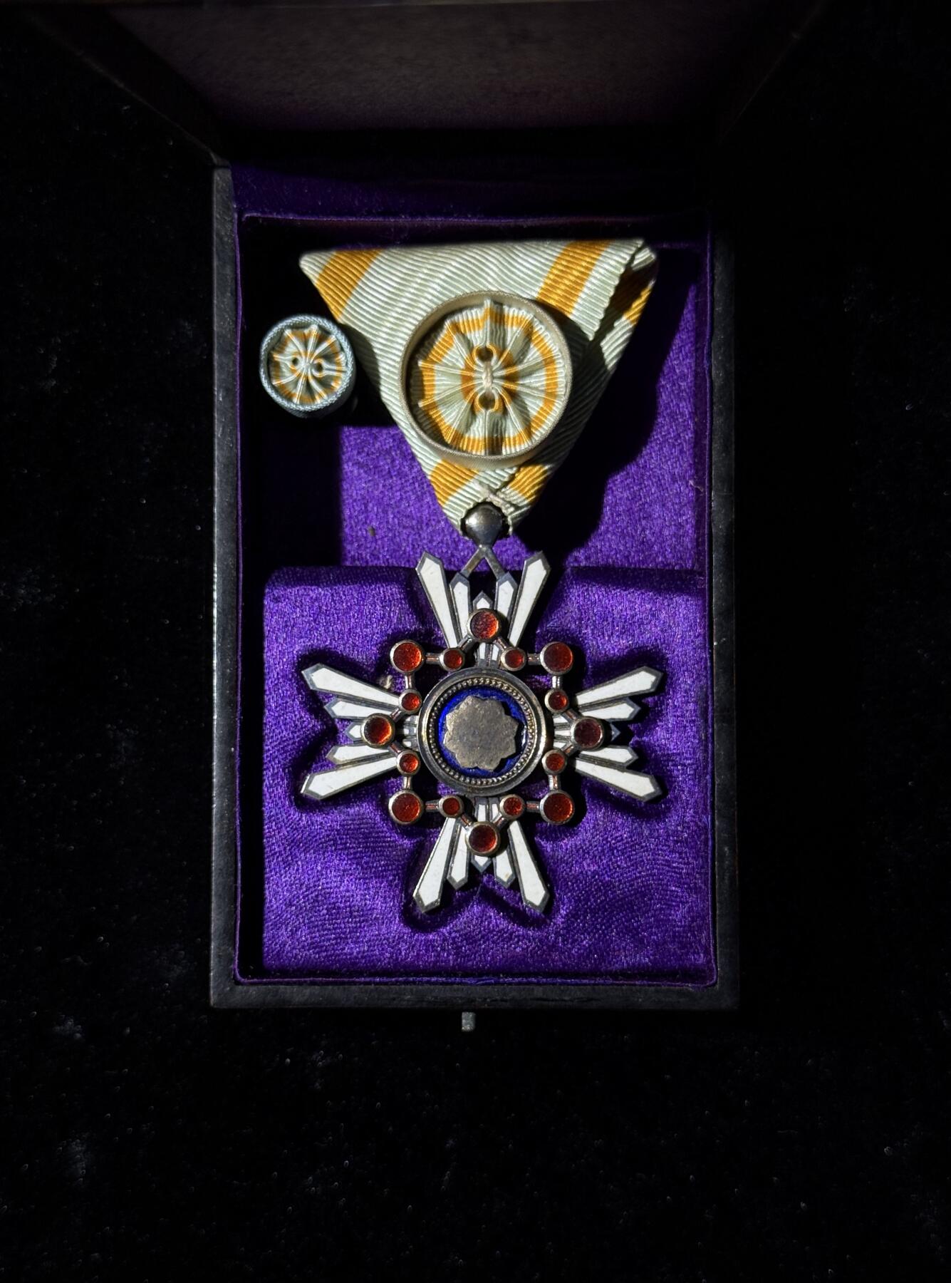 欢庆春节！戎马世界章牌大赏第111期春节大拍 勋四等瑞宝章，银字盒，盒略齐全