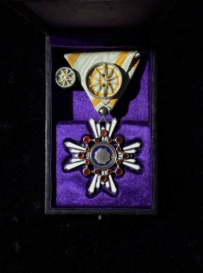 欢庆春节！戎马世界章牌大赏第111期春节大拍 - 勋四等瑞宝章，银字盒，盒略齐全