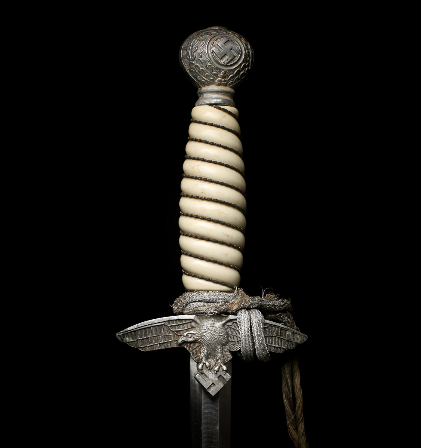 欢庆春节！戎马世界章牌大赏第112期春节大拍  德专场 德国空军军官匕首，配军官剑穗——Schüttelhöfer（Asso）制造，剑身品相很好，剑鞘有凹痕和锈迹