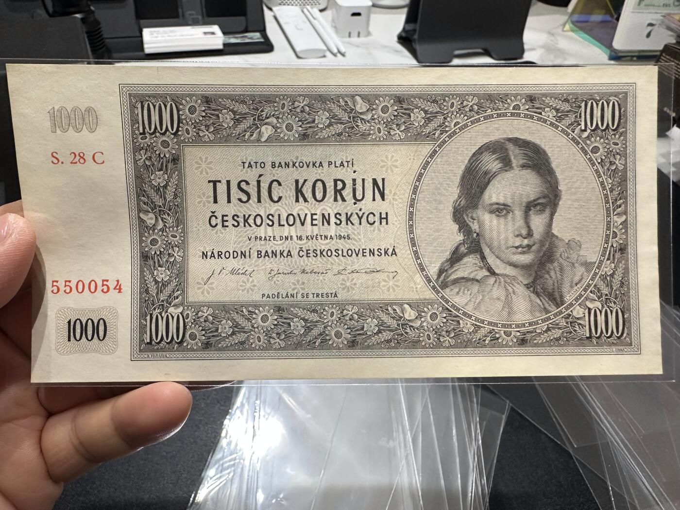 《外钞收藏家》第六百一十期（新年假期场/年后快递恢复正常再发货）（长期征集拍品、欢迎藏友们联系合作） 1945年捷克斯洛伐克1000克朗 有打孔 UNC-