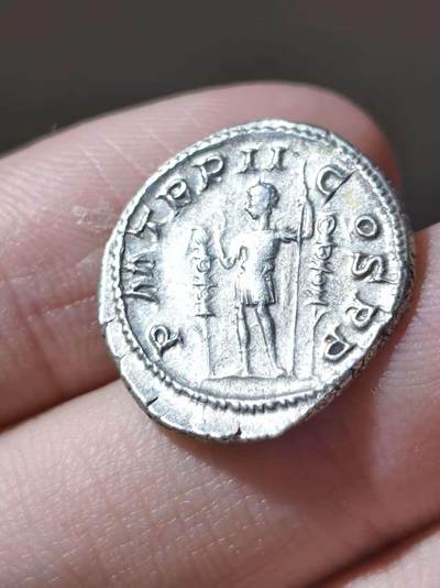 罗马帝国 公元235-238年马克西米努斯一世 第纳尔银币 极美品正面为马克西米努斯一世头戴桂冠面右侧像，铭文：IMP MAXIMINVS PIVS AVG