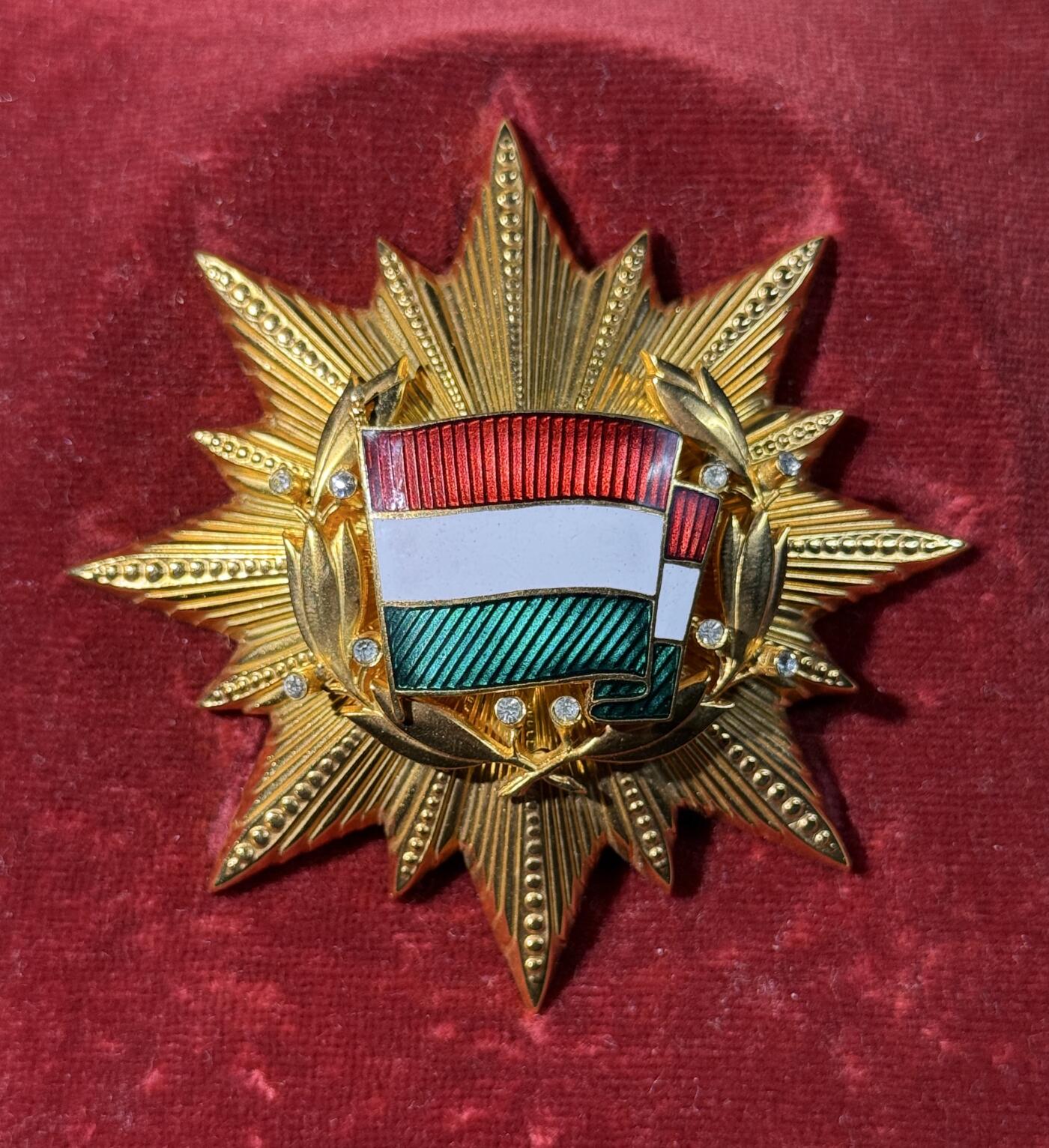 欢庆春节！戎马世界章牌大赏第111期春节大拍 匈牙利钻石版一级国旗勋章，带仿皮盒与mini章，非常少见，旗帜左上角珐琅有开裂