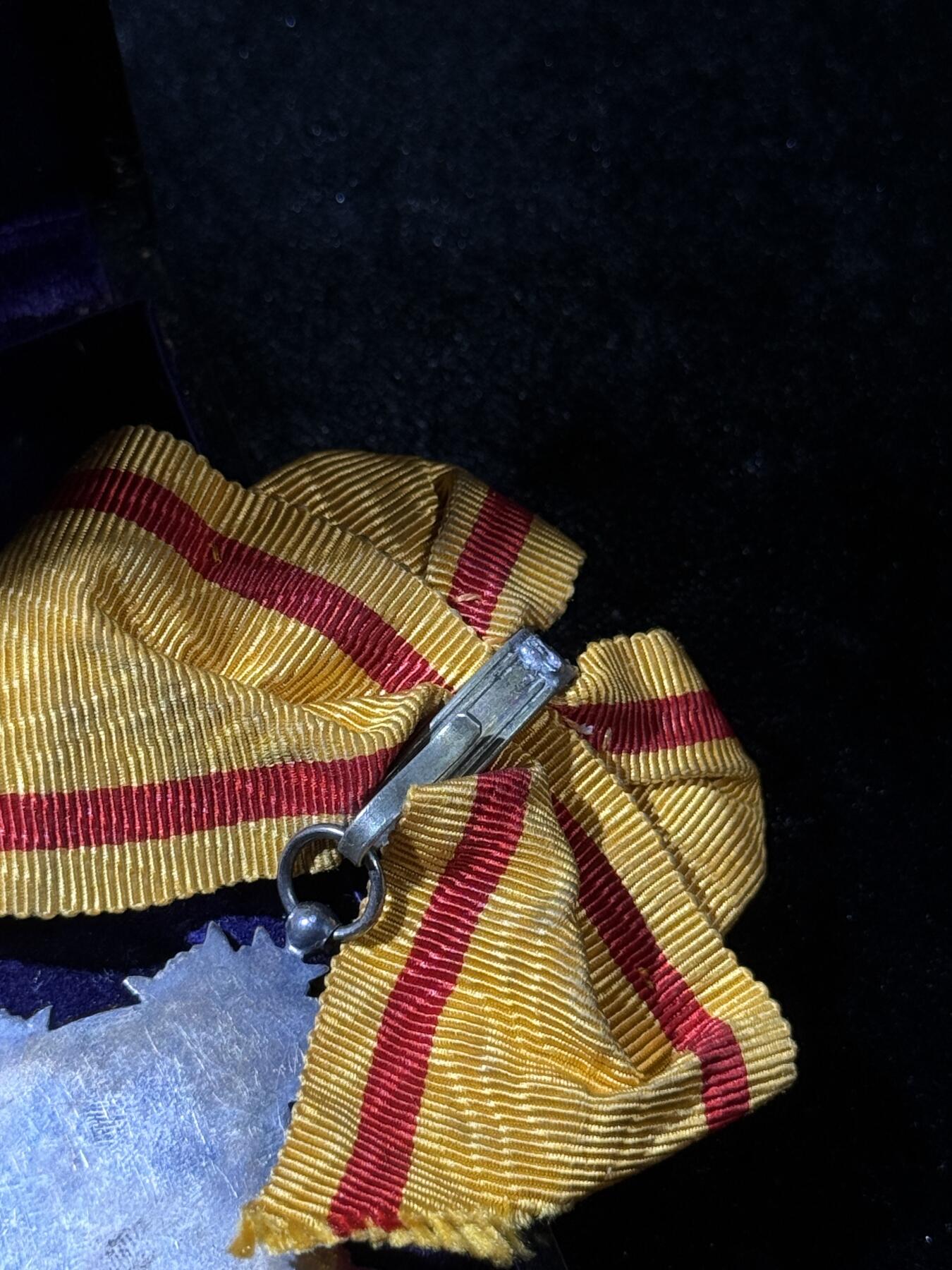 欢庆春节！戎马世界章牌大赏第111期春节大拍 勋八等宝冠章，明治时期，插针脱落，有章芯检测结果，23k金含量2g左右