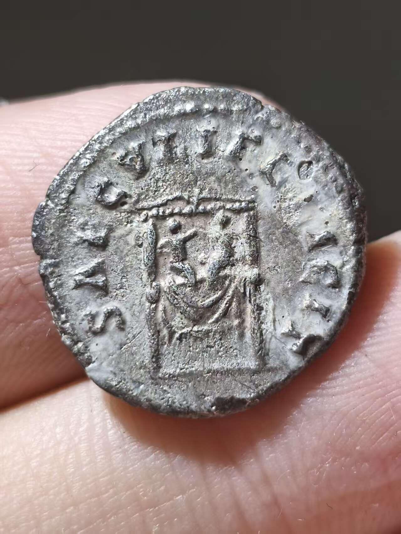 星盘世界钱币二月二十一日初五 世界古典币春节精品大拍 祝各位藏友马年大吉-新年新气象！ 珍罕题材！罗马帝国 公元161-164年打制 小福斯蒂娜（奥勒留妻子）第纳尔银币 背面题材是宝座上的两个婴孩（后来的皇帝康茂德就在其中）非常有意义的罕见题材