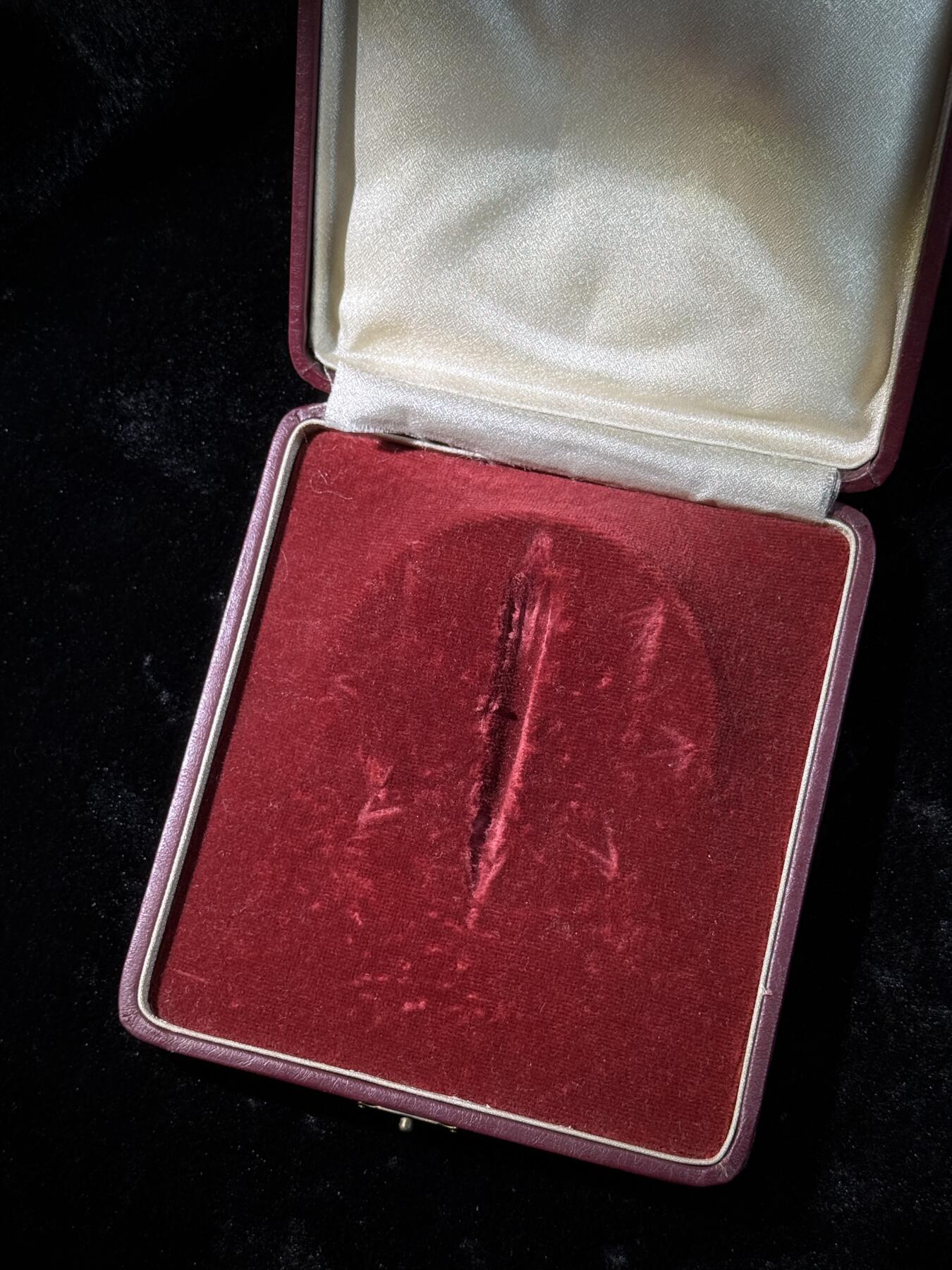 欢庆春节！戎马世界章牌大赏第111期春节大拍 匈牙利钻石版一级国旗勋章，带仿皮盒与mini章，非常少见，旗帜左上角珐琅有开裂