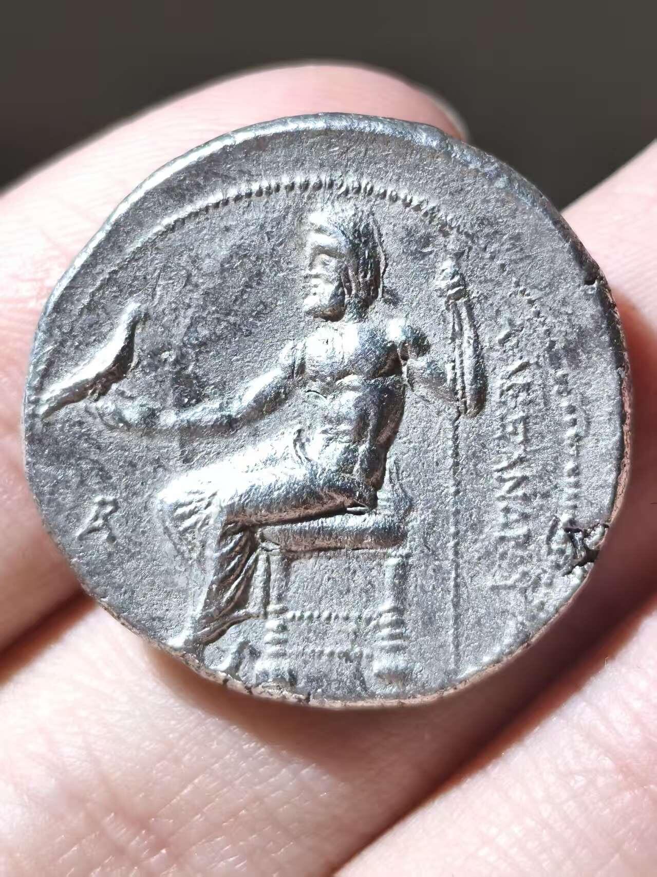 星盘世界钱币二月二十一日初五 世界古典币春节精品大拍 祝各位藏友马年大吉-新年新气象！ 典藏精品！亚历山大大帝署名大力神狮皮盔 四德拉克马大银币 约公元前 305-282年  初代继业者（托勒密？）发行 正面为大力神带着狮皮盔的侧像，背面为宙斯坐像。