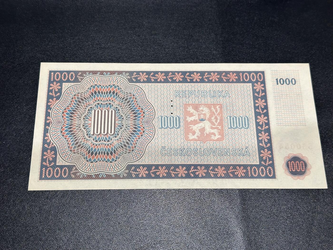 《外钞收藏家》第六百一十期（新年假期场/年后快递恢复正常再发货）（长期征集拍品、欢迎藏友们联系合作） 1945年捷克斯洛伐克1000克朗 有打孔 UNC-