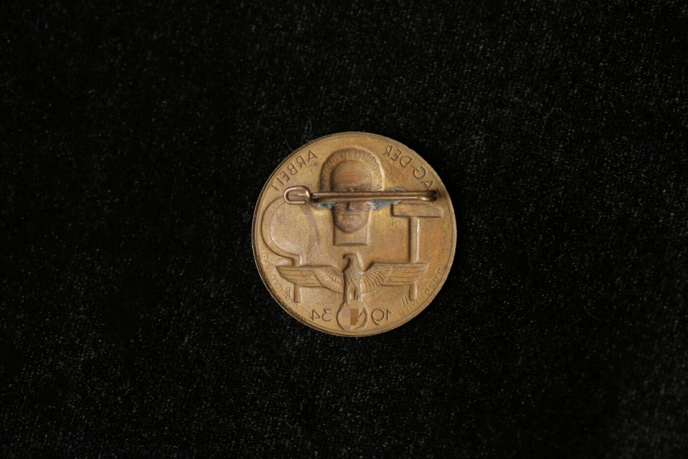 欢庆春节！戎马世界章牌大赏第112期春节大拍  德专场 1934年德国‘劳动节’青铜纪念章