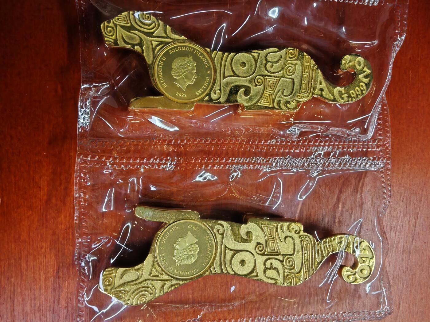 长老汇蛇年精选第一百场拍卖 2022所罗门群岛虎符5元镀金虎形银币2枚套，4盎司999银，盒证全，实木盒+布袋，99套，