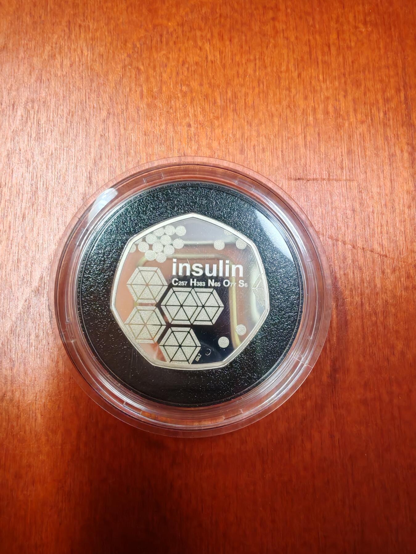 长老汇蛇年精选第一百场拍卖 2021英国发现胰岛素百周年50便士精制加厚银币，16克925银，1500枚，盒证全