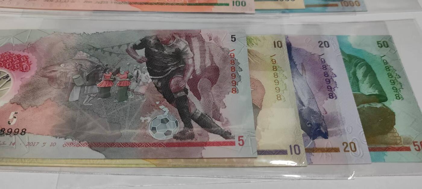 【礼羽收藏】🌏世界钱币拍卖第124期 【A988998】2015年马尔代夫央行发行的5、10、20、50、100、500、1000面值全同号塑料钞  A冠 无3457尾998 数二 顶级大号98组合 圆圆倒置号  全新UNC原票