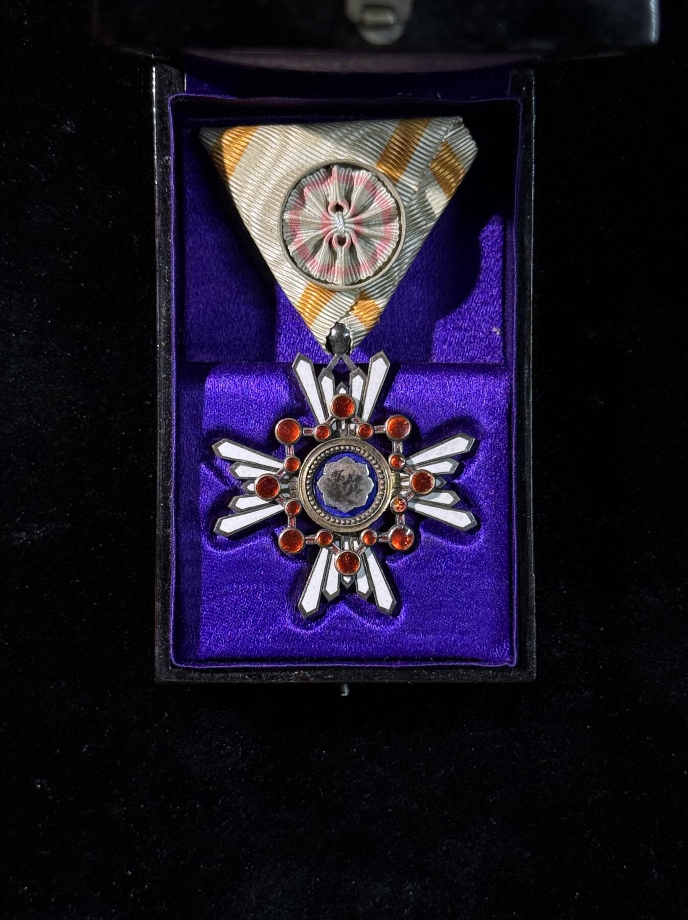 欢庆春节！戎马世界章牌大赏第111期春节大拍 勋四等瑞宝章，大正时期，带盒，珐琅有磕碰