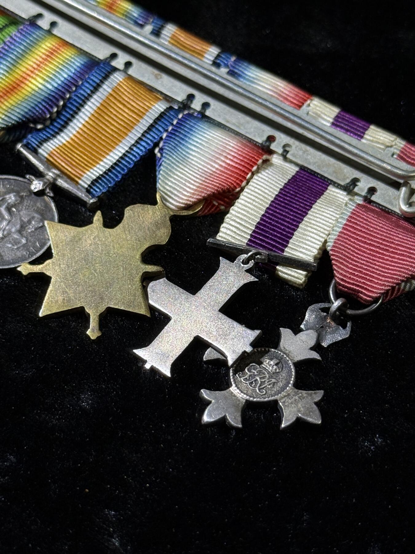 欢庆春节！戎马世界章牌大赏第111期春节大拍 英国MBEmini章联排