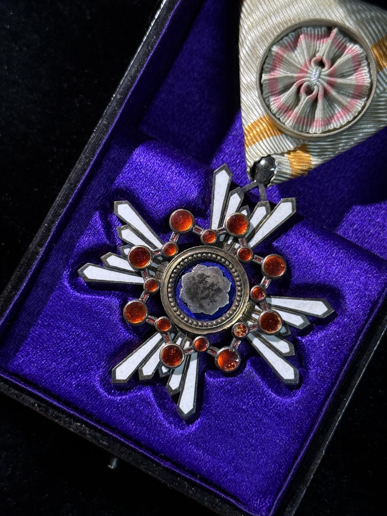 欢庆春节！戎马世界章牌大赏第111期春节大拍 勋四等瑞宝章，大正时期，带盒，珐琅有磕碰