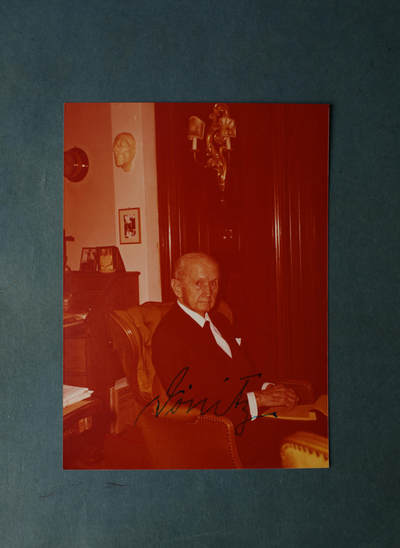 欢庆春节！戎马世界章牌大赏第112期春节大拍  德专场 - 海军元帅邓尼茨的战后签名