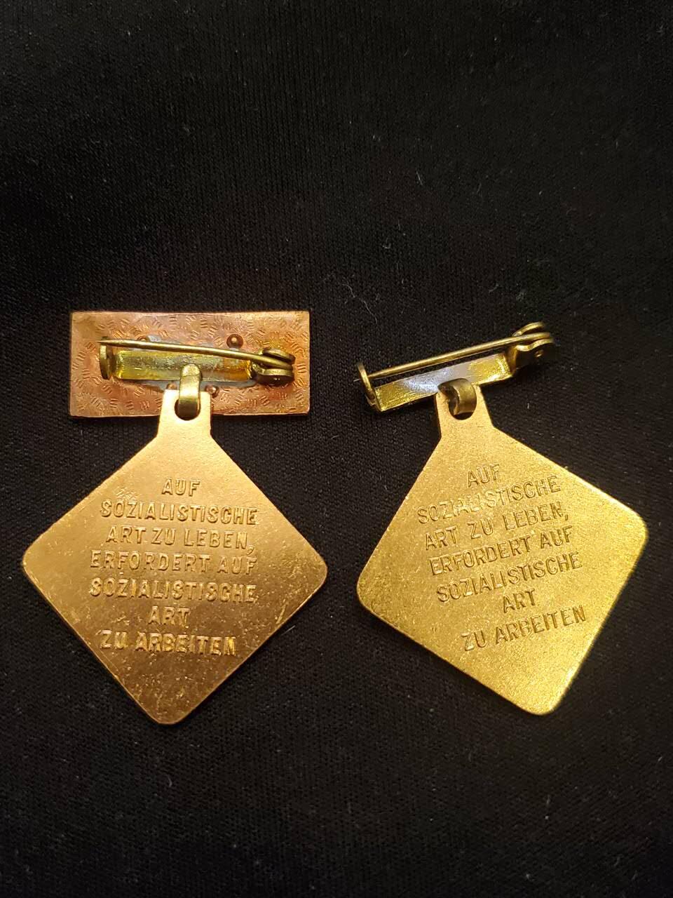 （450件拍品！制服徽章盛宴）罗岚⭐爱藏⭐年前甄选大拍场-店主清仓处理-分享拍场额外现金红包（实体经营） 民主德国个人积极劳动分子奖章一对
