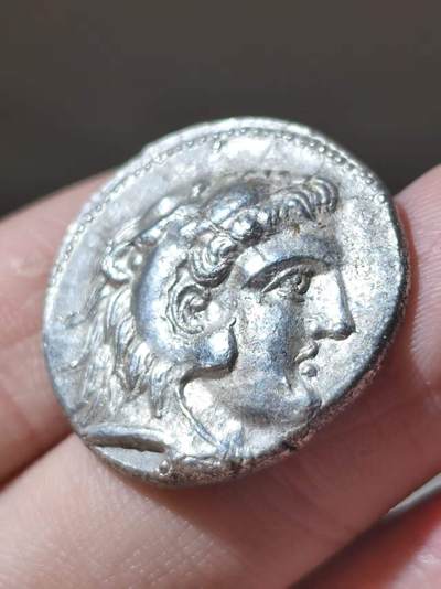 典藏精品！亚历山大大帝署名大力神狮皮盔 四德拉克马大银币 约公元前 305-282年  初代继业者（托勒密？）发行 正面为大力神带着狮皮盔的侧像，背面为宙斯坐像。