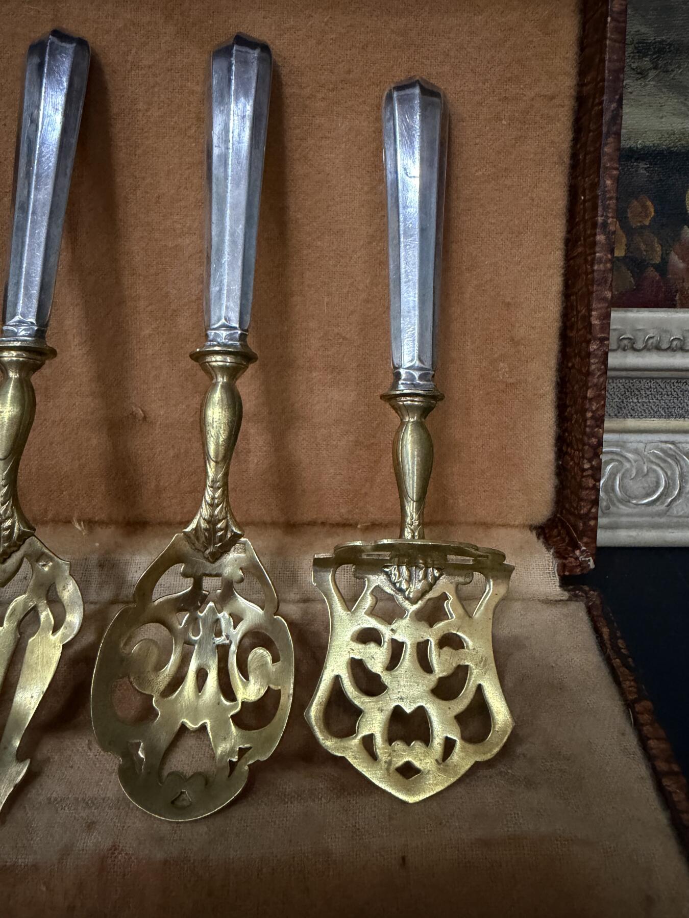 海外回流春节精品专场（一） 法国回流19世纪纯银餐具一套（尺寸：18.3cm，16.8cm，16.7cm，15.7cm，无银标，柄处为银质部分）