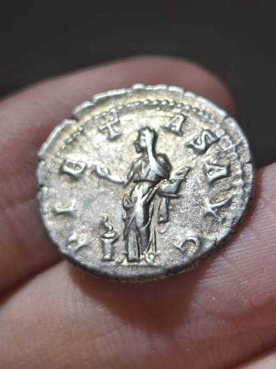 极美品！罗马帝国 公元218-224年打制 玛伊莎（埃拉加巴鲁斯和亚历山大塞维鲁的外祖母） 第纳尔银币 国内首见的品种 塞维鲁王朝的实际掌舵人 罗马版老佛爷 CNG同版同一批窖藏出品的拍过一千多