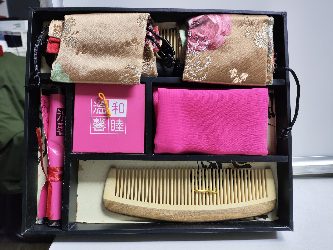 “谭木匠”和睦温馨主题双色檀木第二代木梳套装 全新未用，一套两把