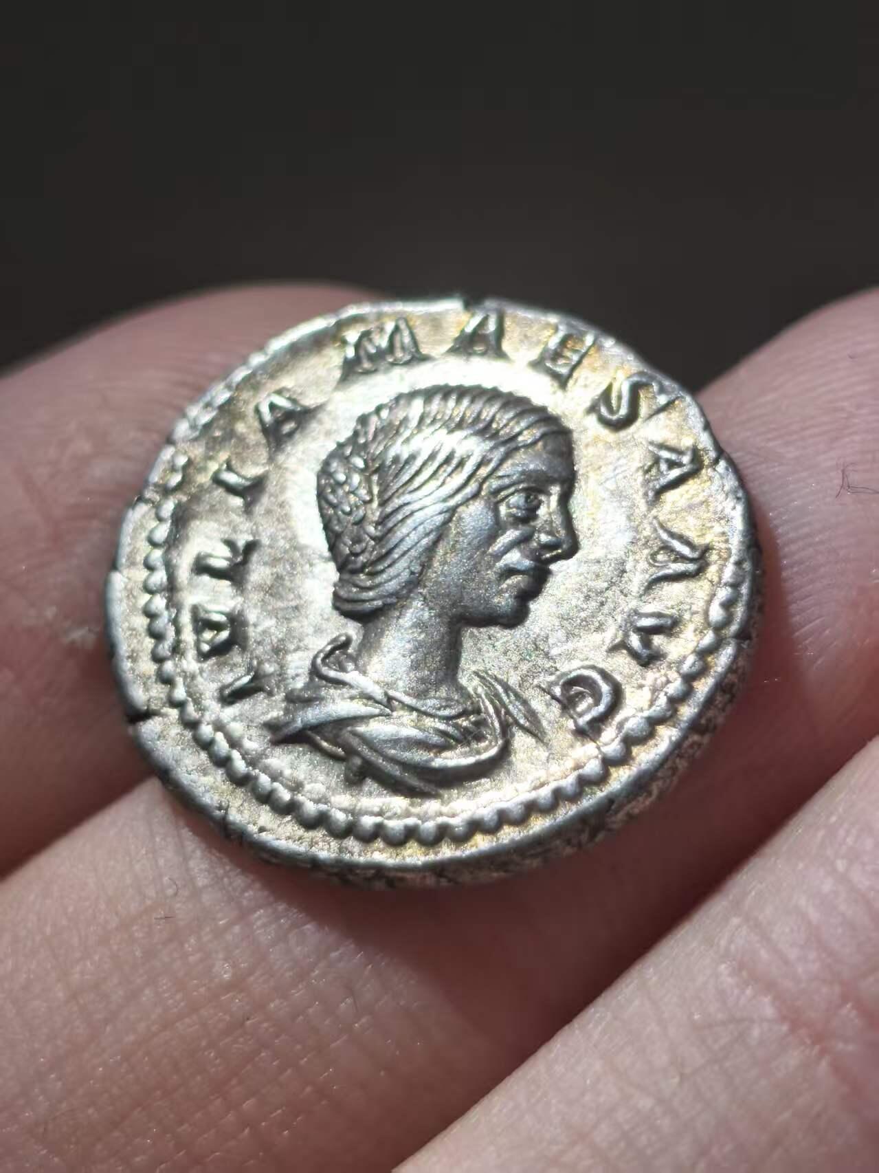 星盘世界钱币二月二十一日初五 世界古典币春节精品大拍 祝各位藏友马年大吉-新年新气象！ 极美品！罗马帝国 公元218-224年打制 玛伊莎（埃拉加巴鲁斯和亚历山大塞维鲁的外祖母） 第纳尔银币 国内首见的品种 塞维鲁王朝的实际掌舵人 罗马版老佛爷 CNG同版同一批窖藏出品的拍过一千多