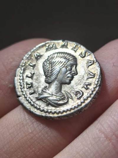 极美品！罗马帝国 公元218-224年打制 玛伊莎（埃拉加巴鲁斯和亚历山大塞维鲁的外祖母） 第纳尔银币 国内首见的品种 塞维鲁王朝的实际掌舵人 罗马版老佛爷 CNG同版同一批窖藏出品的拍过一千多