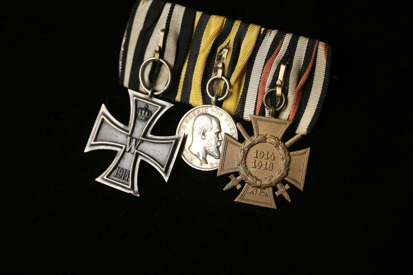 欢庆春节！戎马世界章牌大赏第112期春节大拍  德专场 德二三联排  铁十字，符腾堡军事功勋（银制），兴登堡