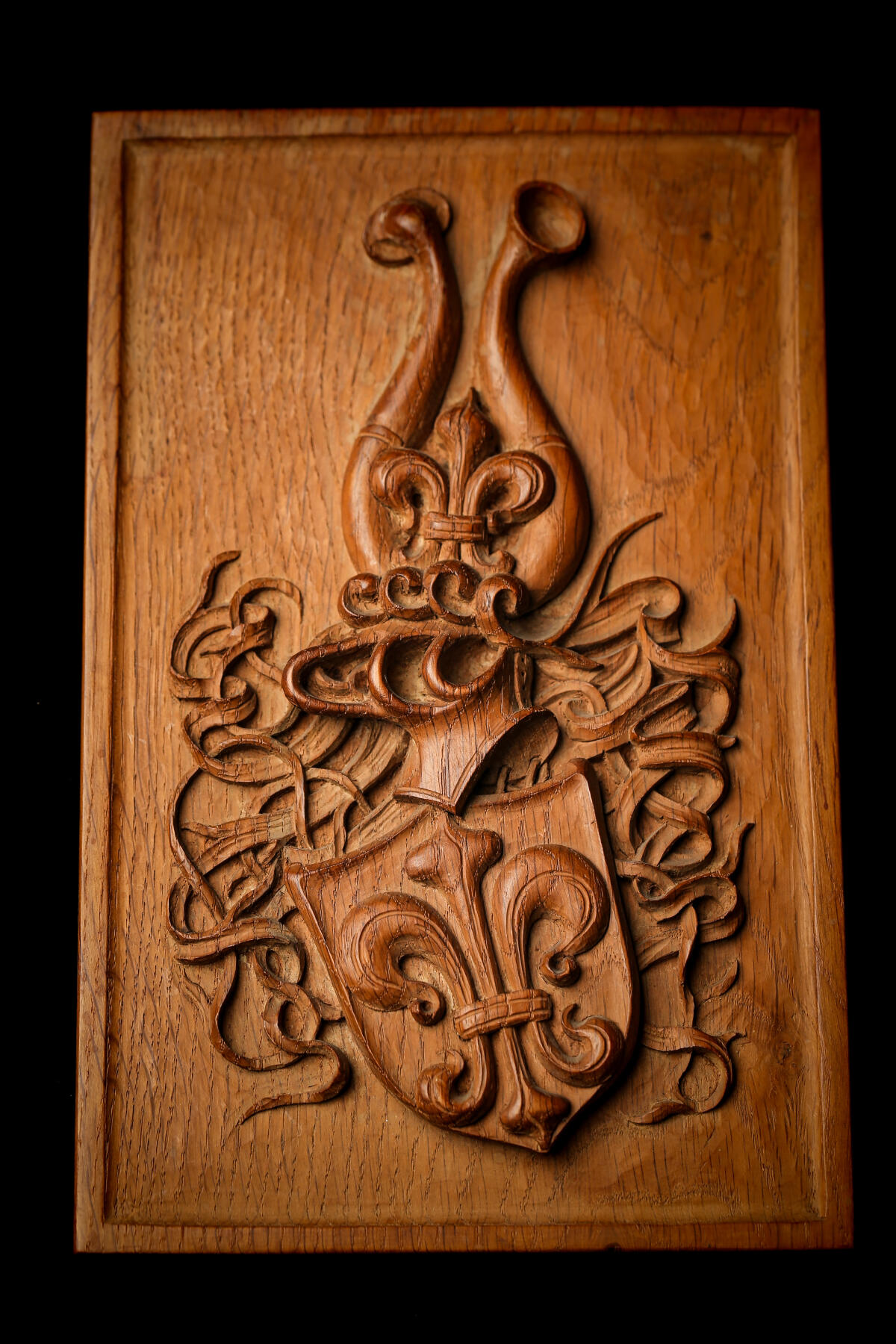 欢庆春节！戎马世界章牌大赏第112期春节大拍  德专场 海军中将威廉·沙克的木制浮雕家族纹章牌（尺寸 26.5 × 16.7 cm） （欧洲版的“门第牌”）