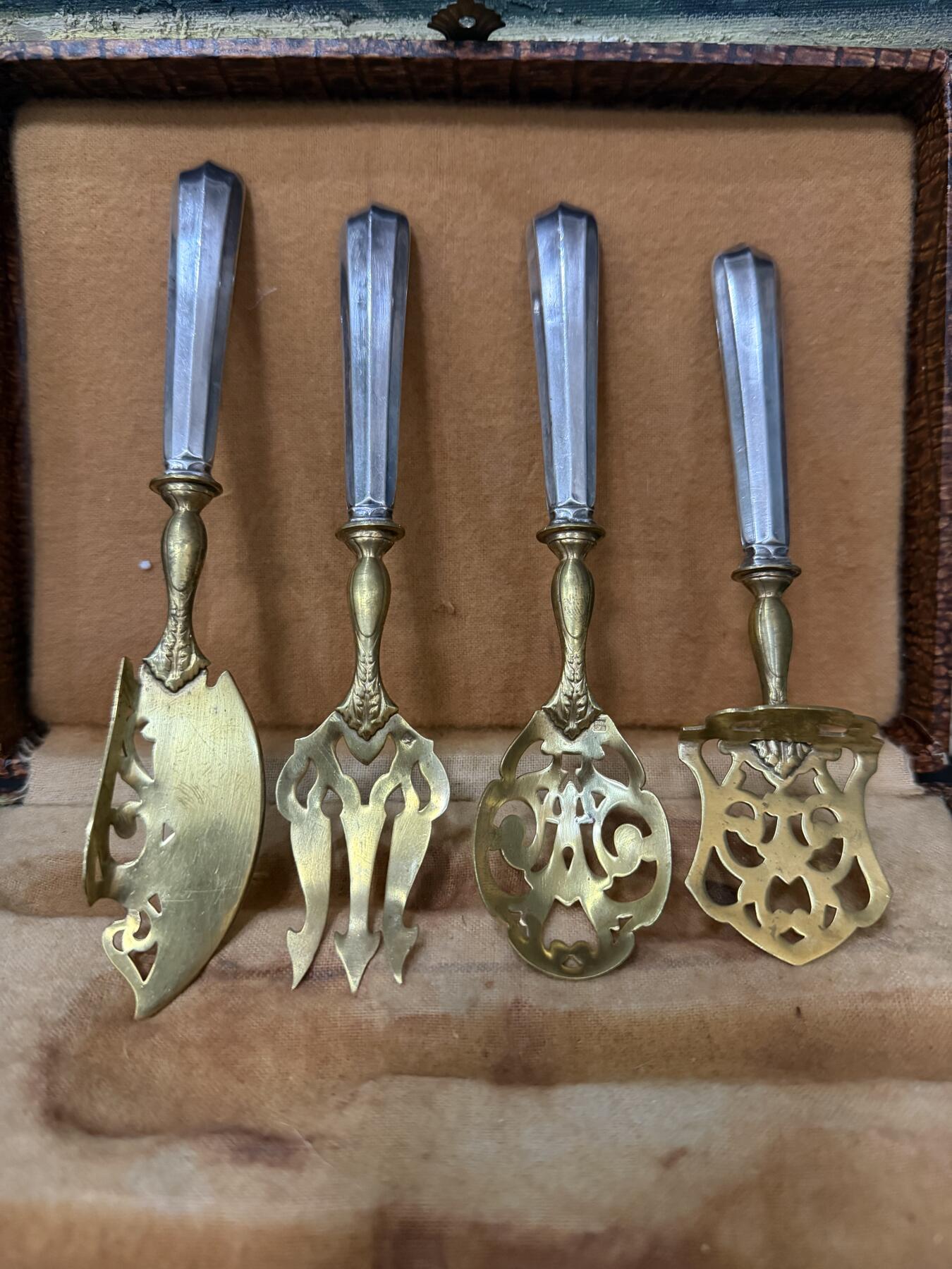 海外回流春节精品专场（一） 法国回流19世纪纯银餐具一套（尺寸：18.3cm，16.8cm，16.7cm，15.7cm，无银标，柄处为银质部分）