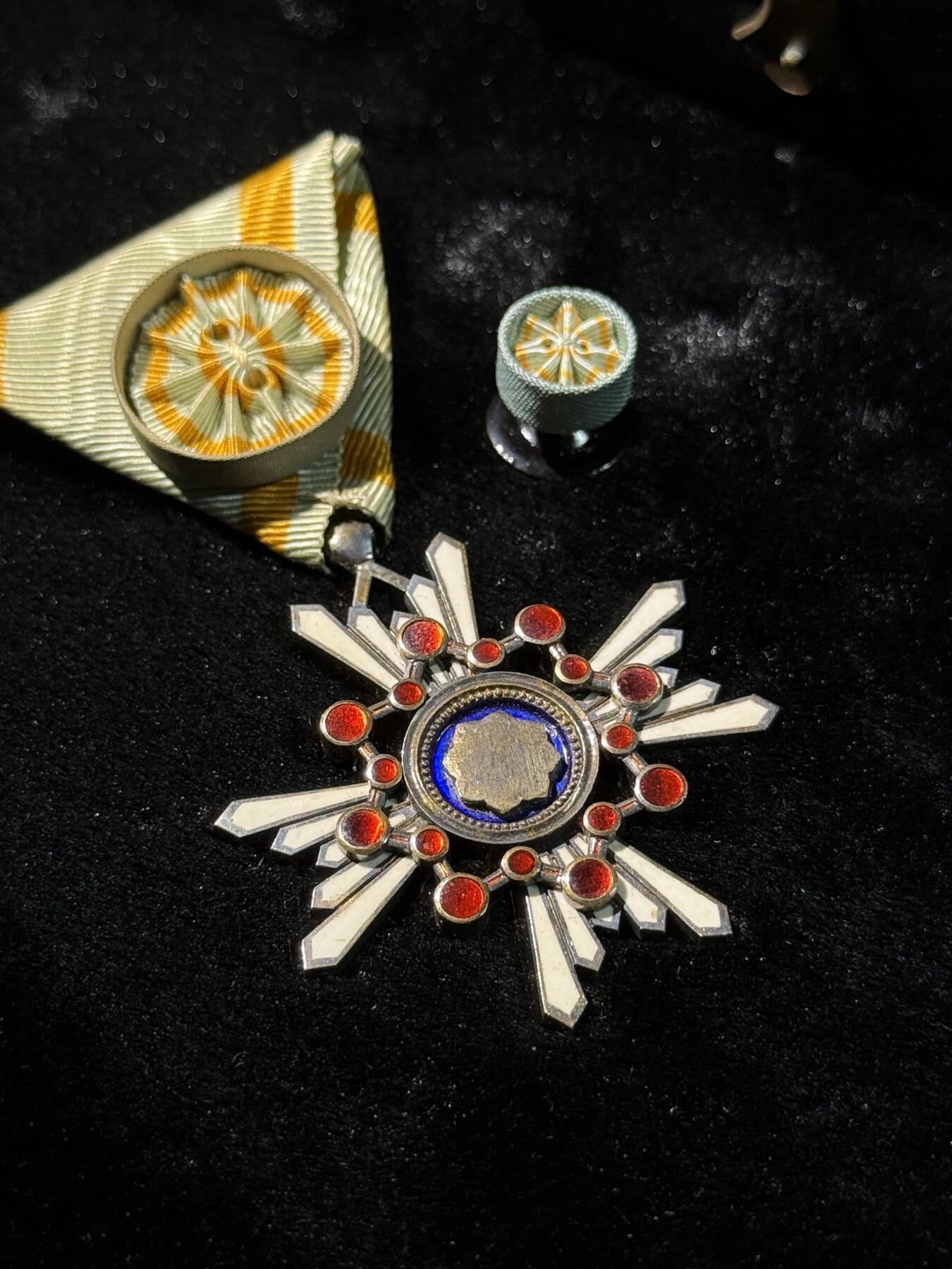 欢庆春节！戎马世界章牌大赏第111期春节大拍 勋四等瑞宝章，银字盒，盒略齐全