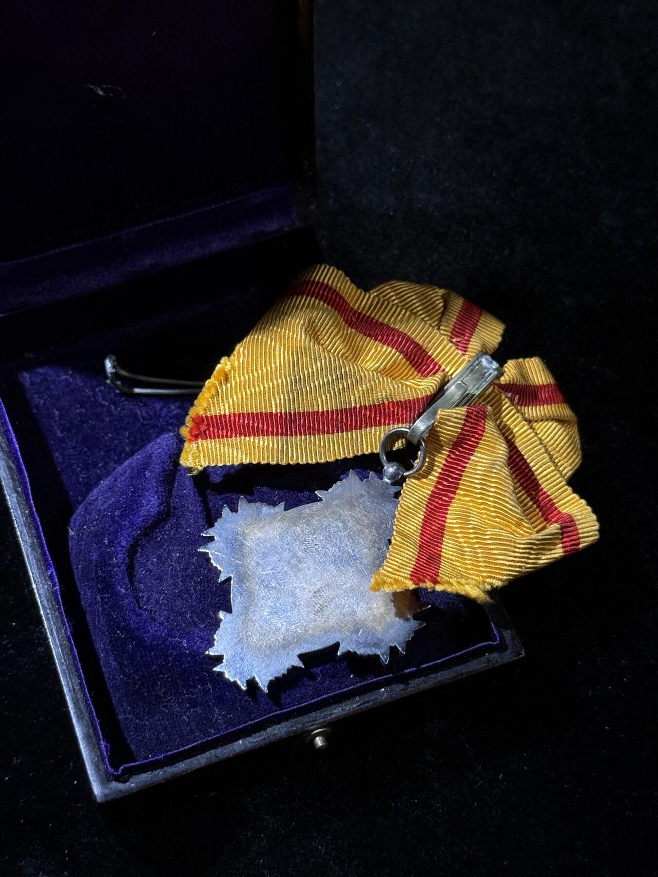 欢庆春节！戎马世界章牌大赏第111期春节大拍 勋八等宝冠章，明治时期，插针脱落，有章芯检测结果，23k金含量2g左右