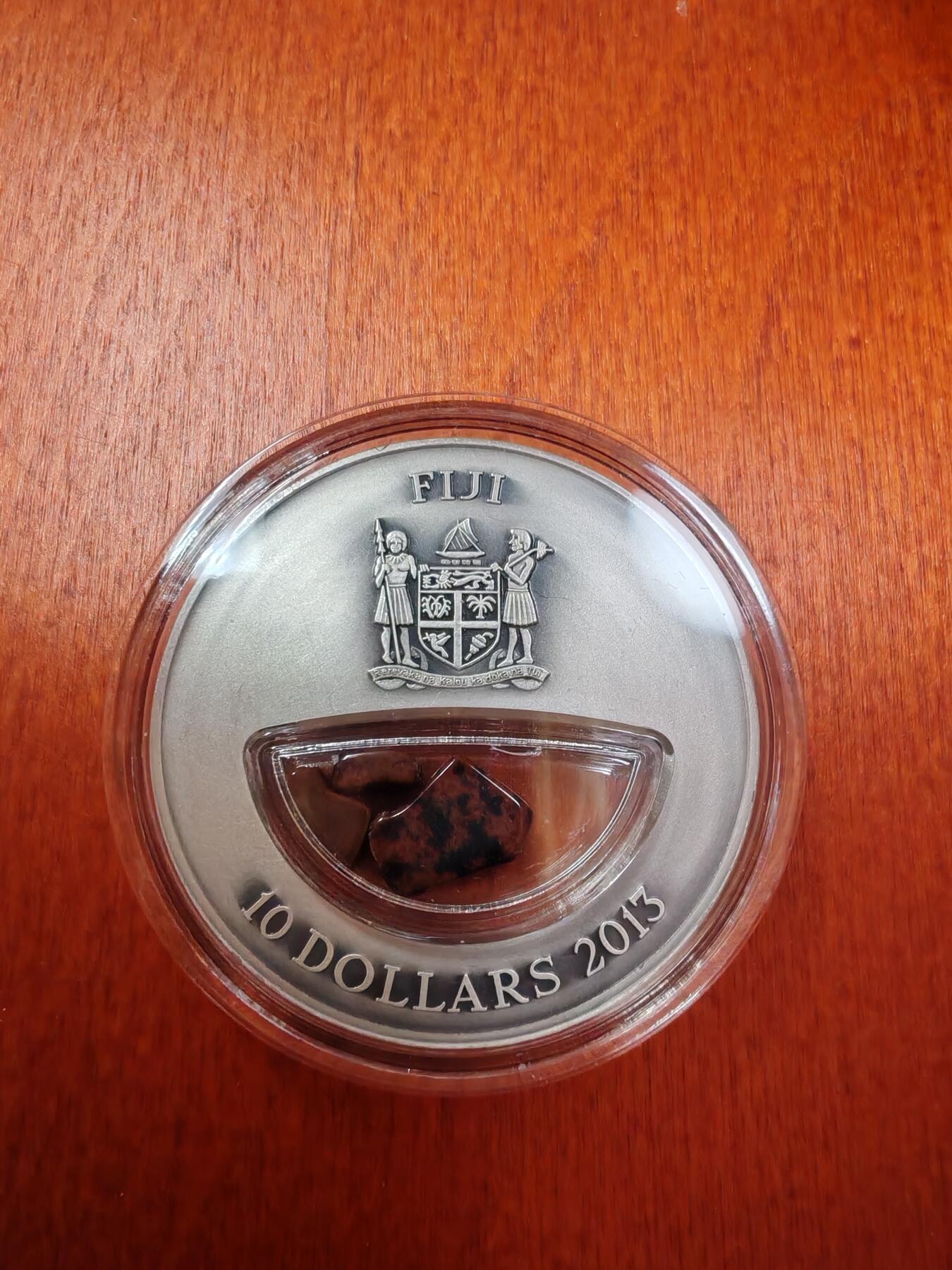 长老汇蛇年精选第一百场拍卖 2013斐济火山之火系列之意大利维苏威火山10元精制填充银币，20克999银，盒证全，999枚