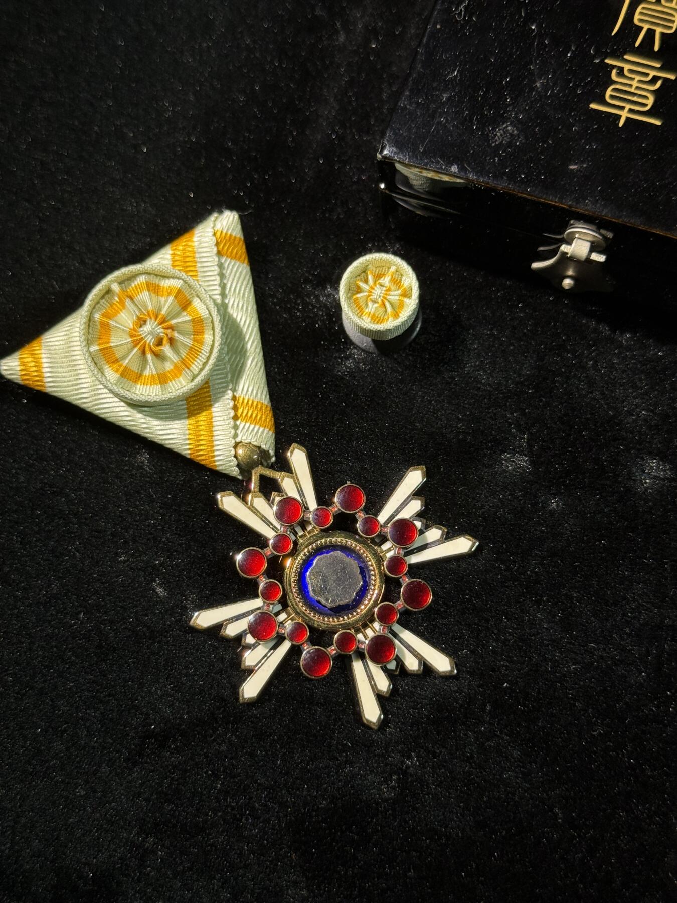 欢庆春节！戎马世界章牌大赏第111期春节大拍 勋四等瑞宝章，金字盒版本，盒略齐全