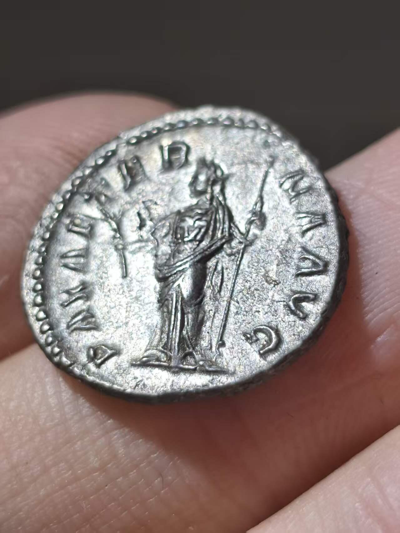 星盘世界钱币二月二十一日初五 世界古典币春节精品大拍 祝各位藏友马年大吉-新年新气象！ 极美品！罗马帝国 公元222-235年打制 亚历山大塞维鲁 早期过渡第纳尔银币 这个人像的版不多（常被误以为是埃拉加巴鲁斯）非常好的品相 经典老藏家欧陆包浆
