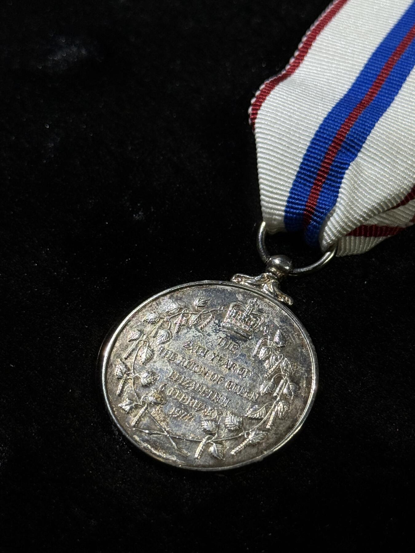 欢庆春节！戎马世界章牌大赏第111期春节大拍 英国女王加冕25周年纪念章，铜镀银高级复刻