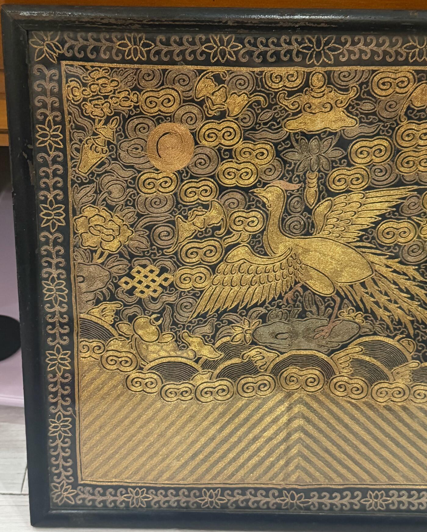 海外回流春节精品专场（二） 美国回流清代五品盘金补子 尺寸：长30.5cm，宽28.7cm。品相好，如图。国外装裱。