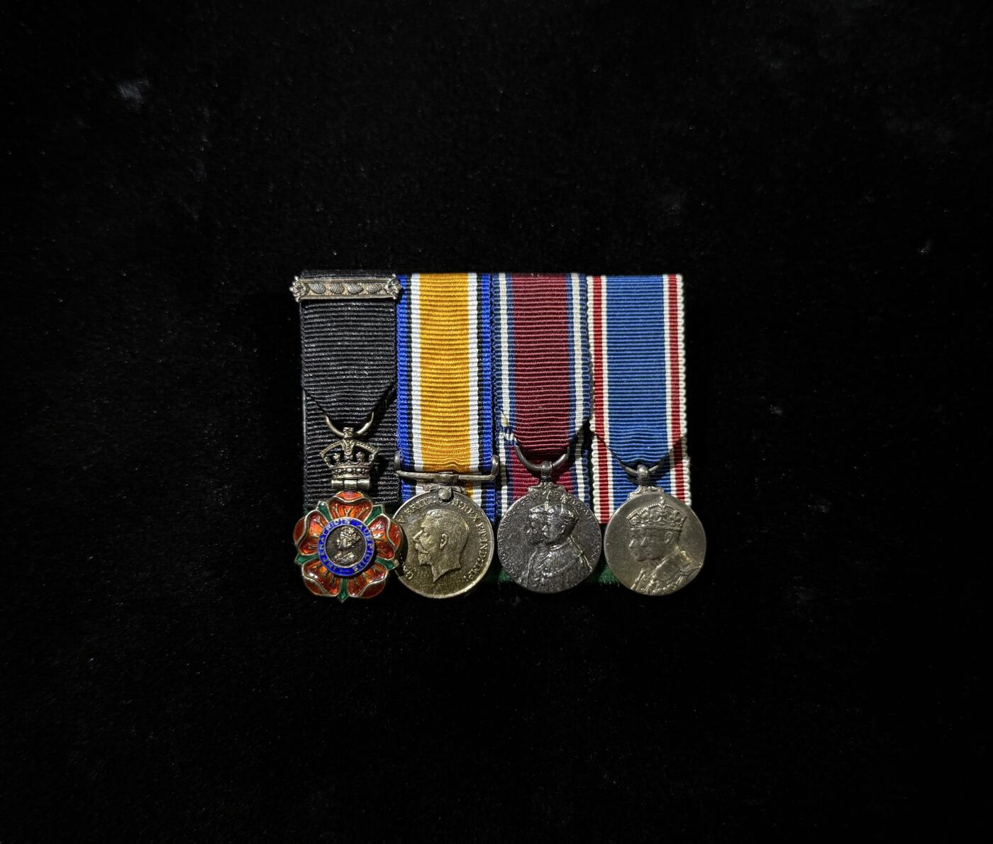 欢庆春节！戎马世界章牌大赏第111期春节大拍 英国CIEmini章联排