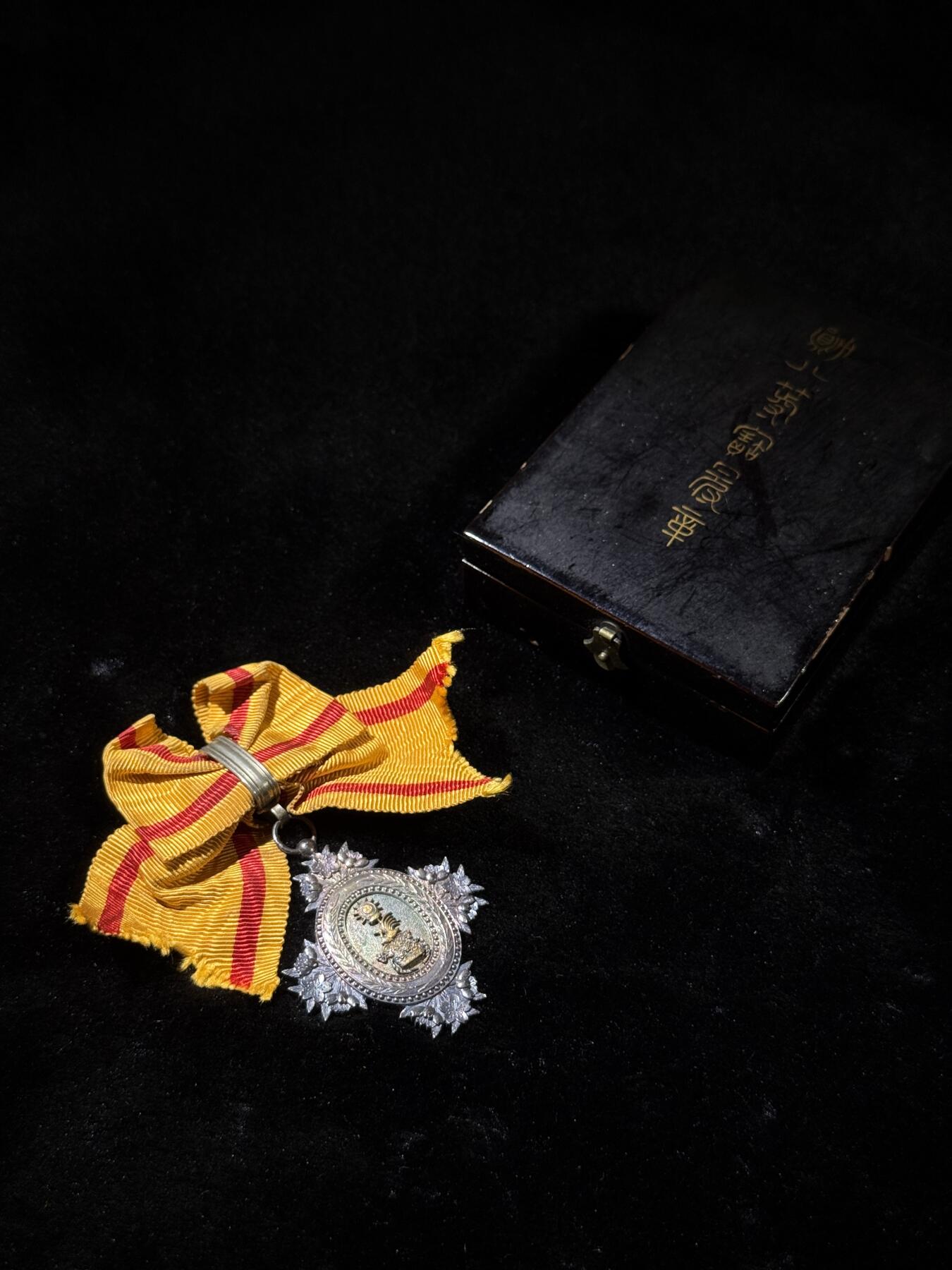 欢庆春节！戎马世界章牌大赏第111期春节大拍 勋八等宝冠章，明治时期，插针脱落，有章芯检测结果，23k金含量2g左右