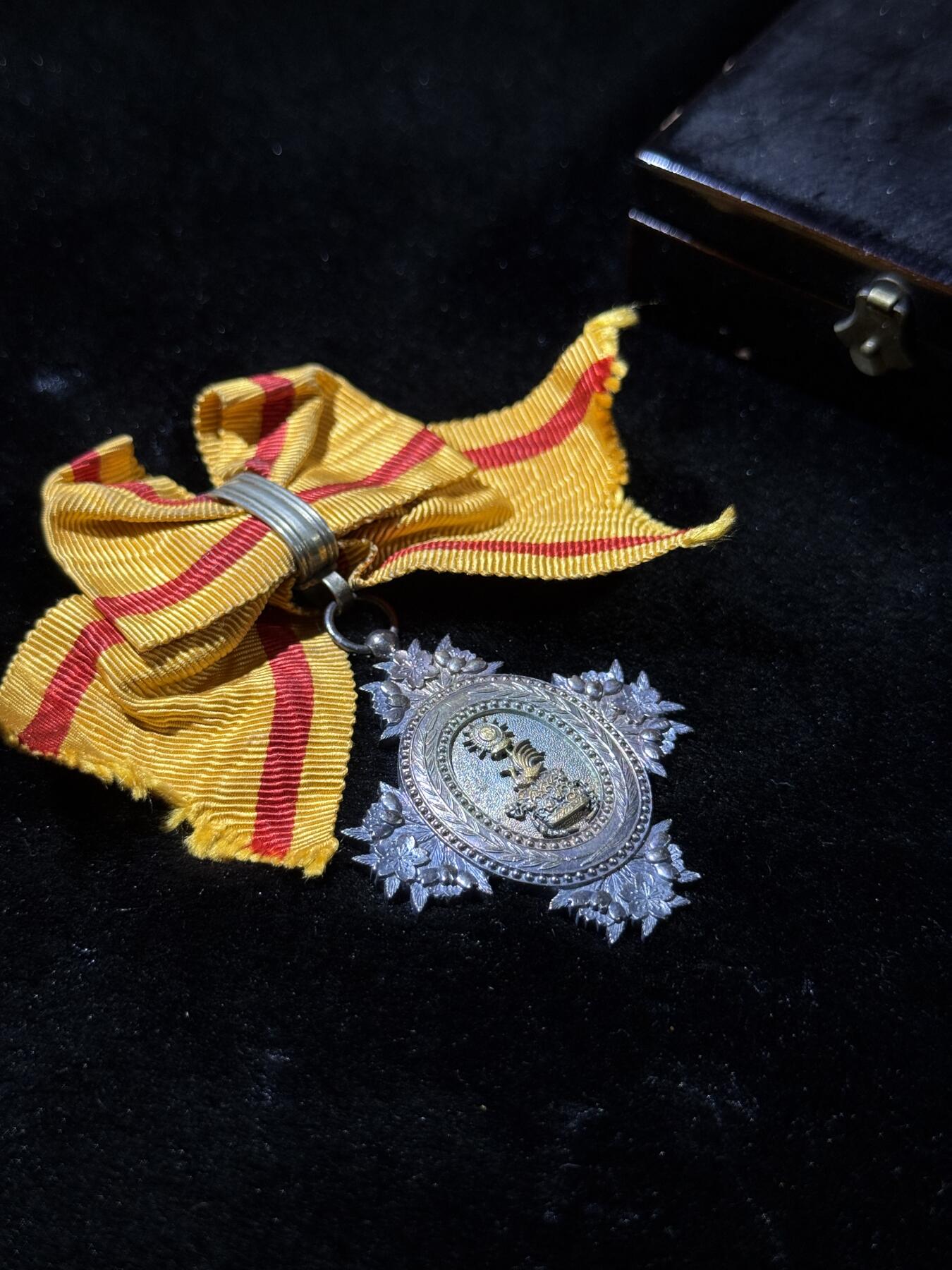 欢庆春节！戎马世界章牌大赏第111期春节大拍 勋八等宝冠章，明治时期，插针脱落，有章芯检测结果，23k金含量2g左右