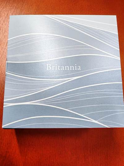 长老汇蛇年精选第一百场拍卖 - 2022英国不列颠女神5英镑精制银币，2盎司999银，550枚，盒证全，钢琴烤漆木盒，仪式感十足的英国皇家造币厂包装盒